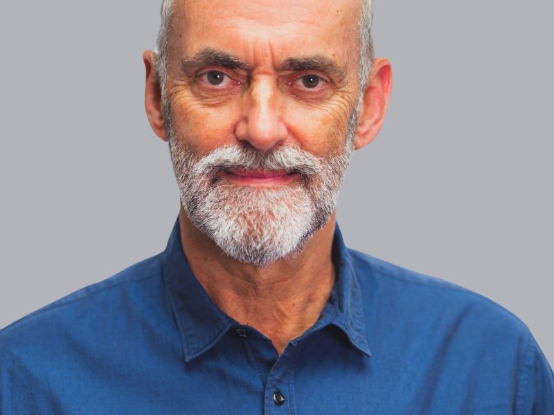 Dr-Peter-Sanders-Implant-Dentist-800x600